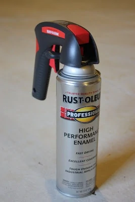 A can of the Rust-Oleum.