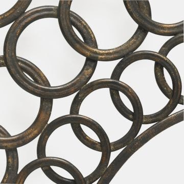 Up close picture of the metal rings.