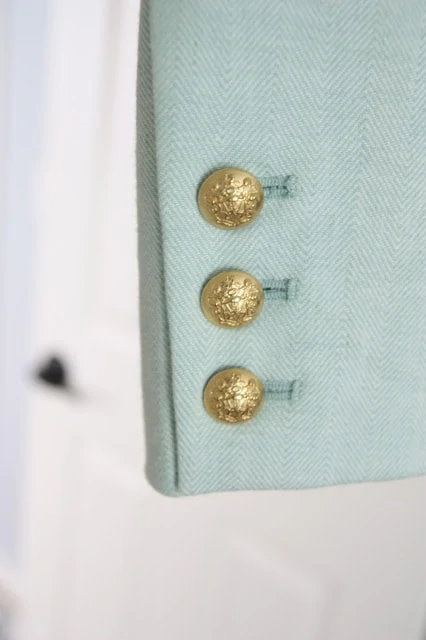 Up close picture of the gold buttons.