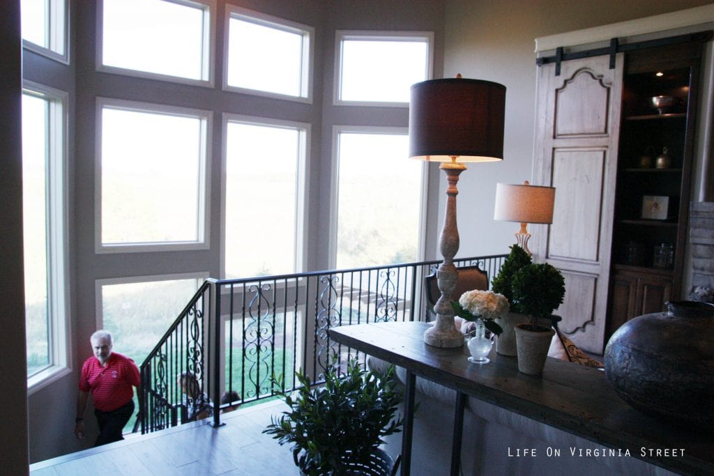 Wooden hallway table with lamps on it.