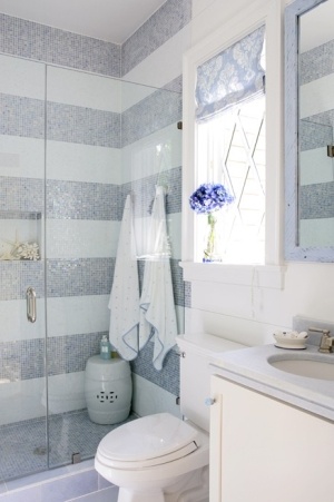 Striped tile blue and white in the bathroom.