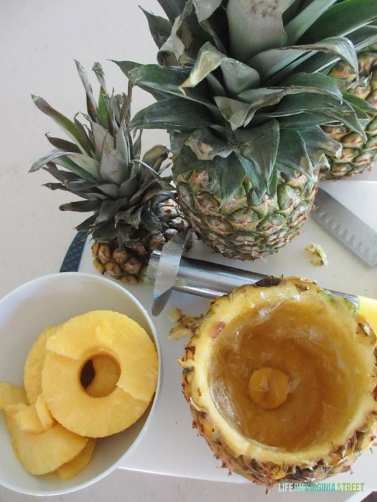 Putting a plastic bag filled with water in the cored pineapple.