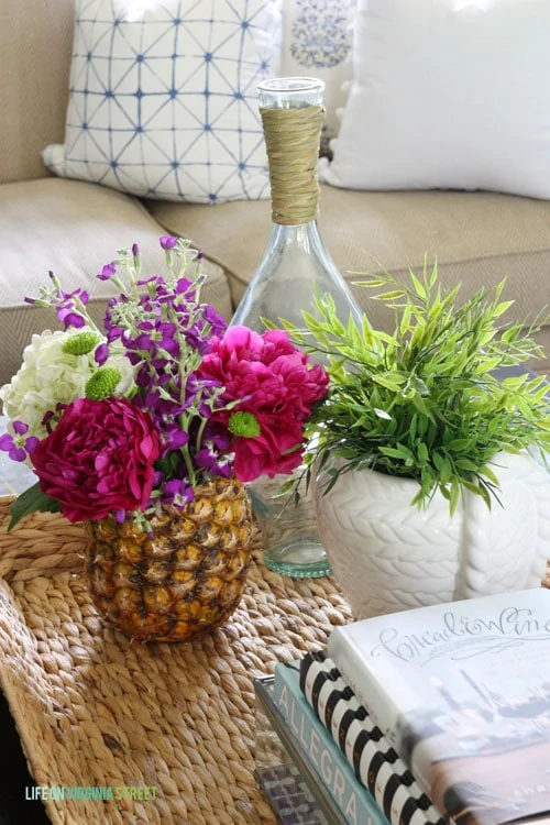 Loving this fresh pineapple vase in this summer living room!
