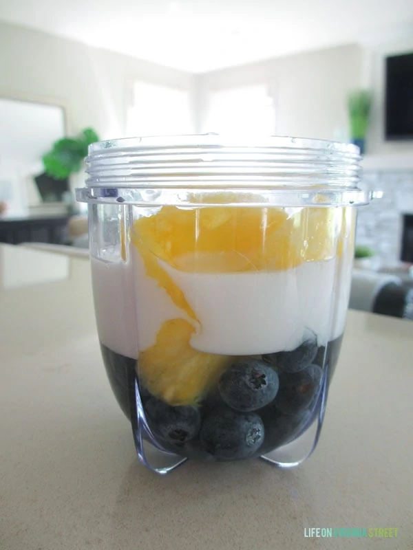 Ingredients for the popsicles in a blender.