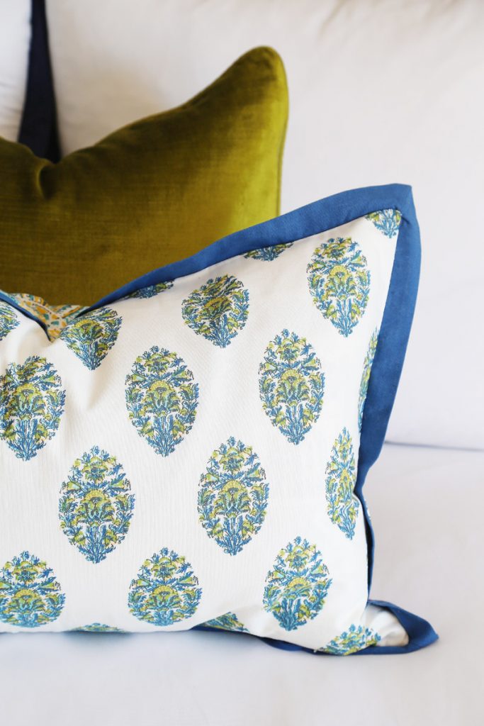 blue-and-chartreuse-paisley-guest-bedroom-pillows-for-fall