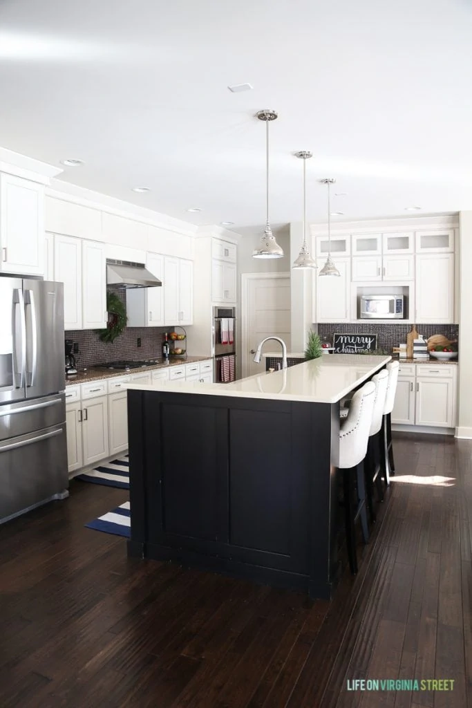 White neutral kitchen.