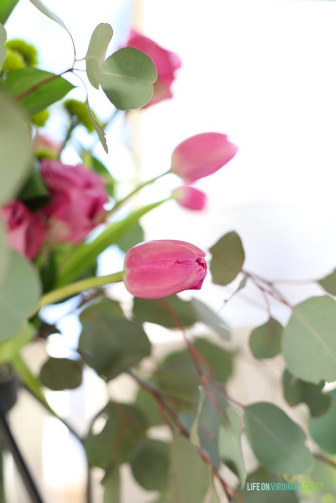 Pink tulips in a vase on the table.