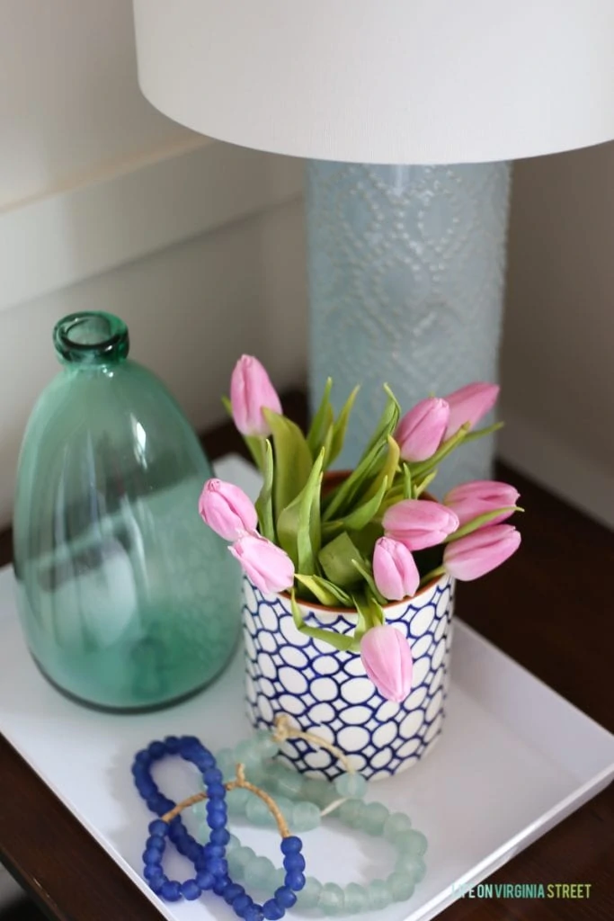 Pink tulips in a vase on the table.