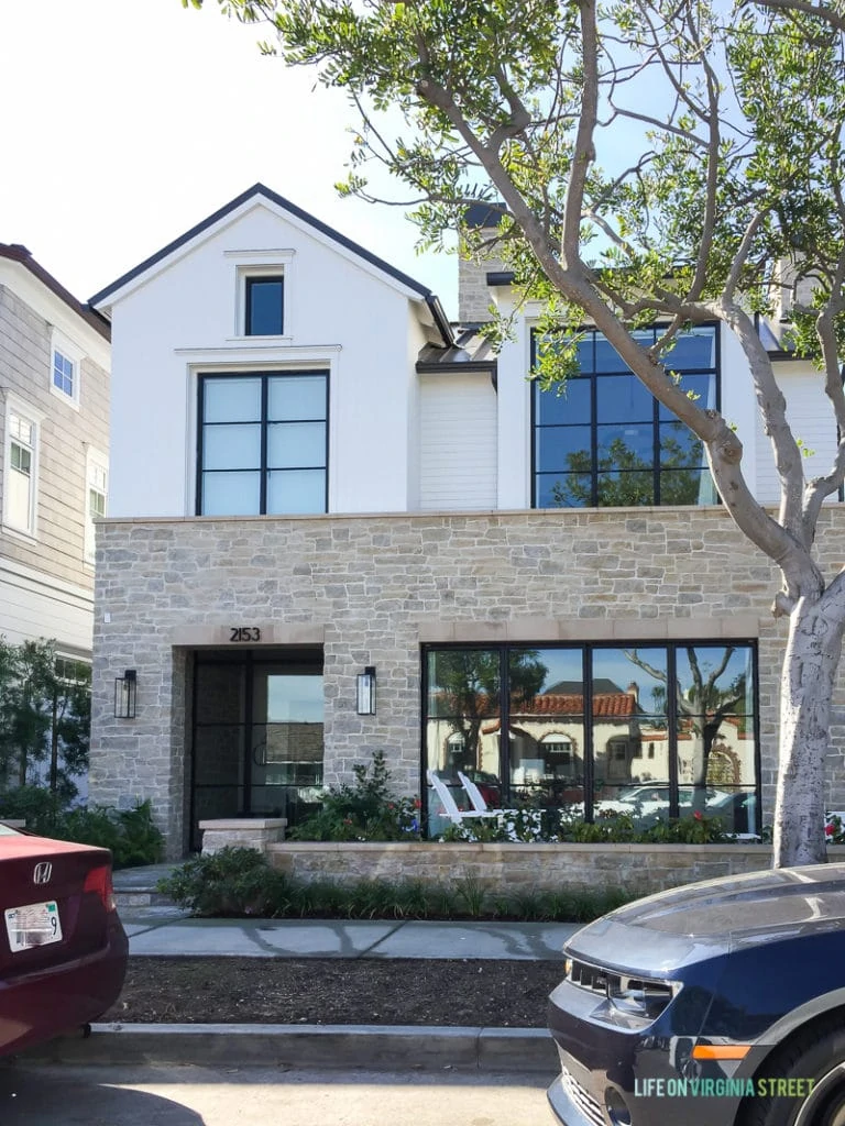 I love the white paint and black trim on this house in Southern California. 