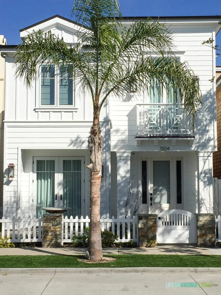 The all white exterior paint trend in Southern California is just my style. I think I finally convinced Kurtis that we should paint our house white!