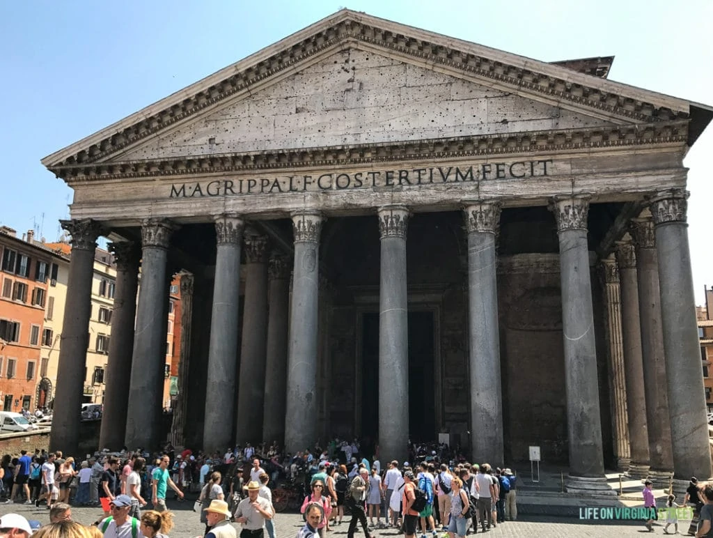 A lot of tourists in front of the Pathenon.