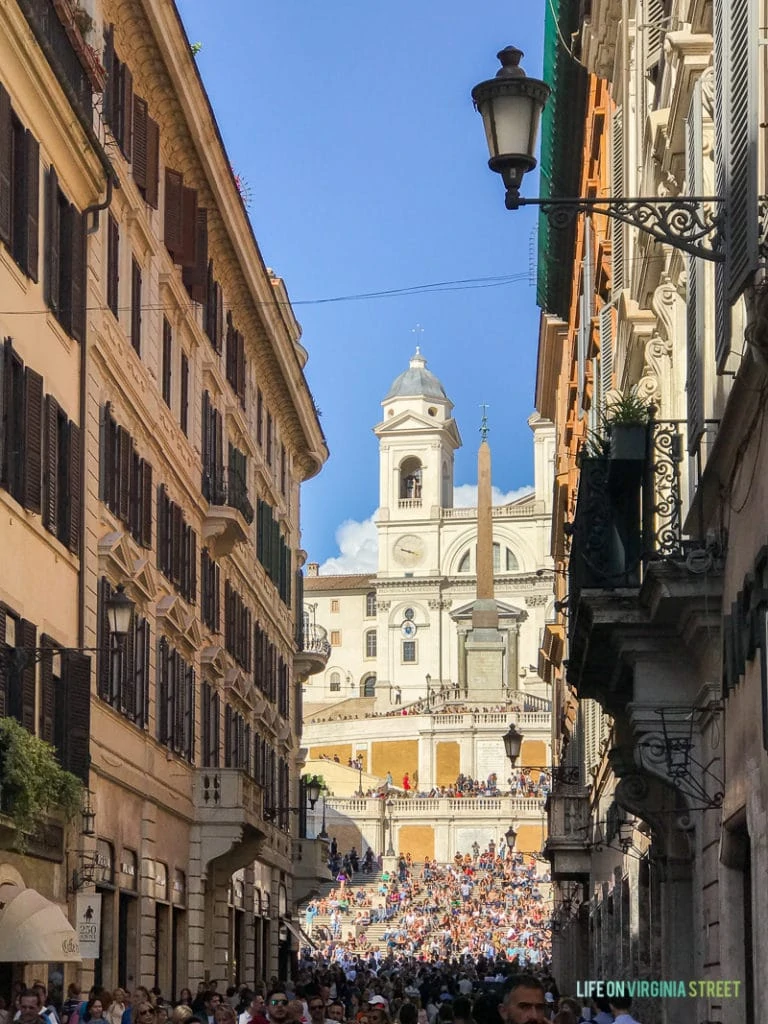 Crowds at the steps of the shopping and alley in Rome.