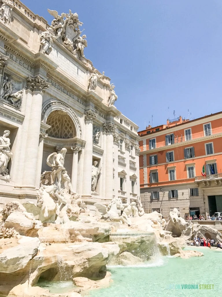 A side view of the Roman fountain.