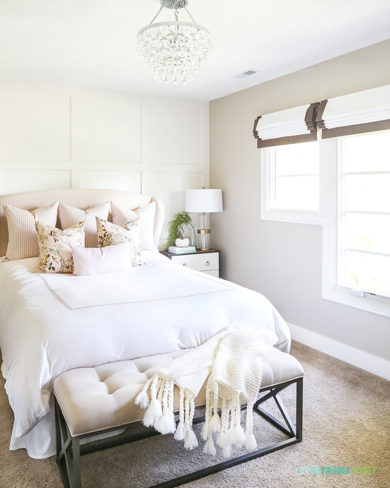 Love white linens with lots of pillows - From Isla #bedroominspo