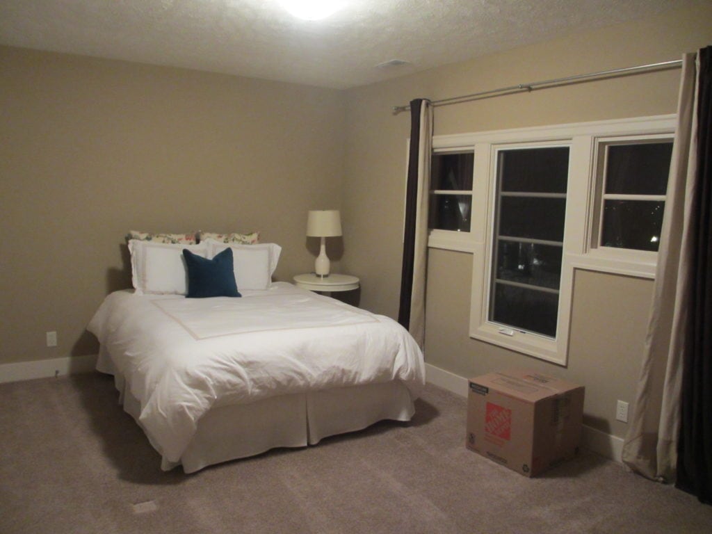 Guest bedroom when we moved in. Pretty underwhelming, right? 