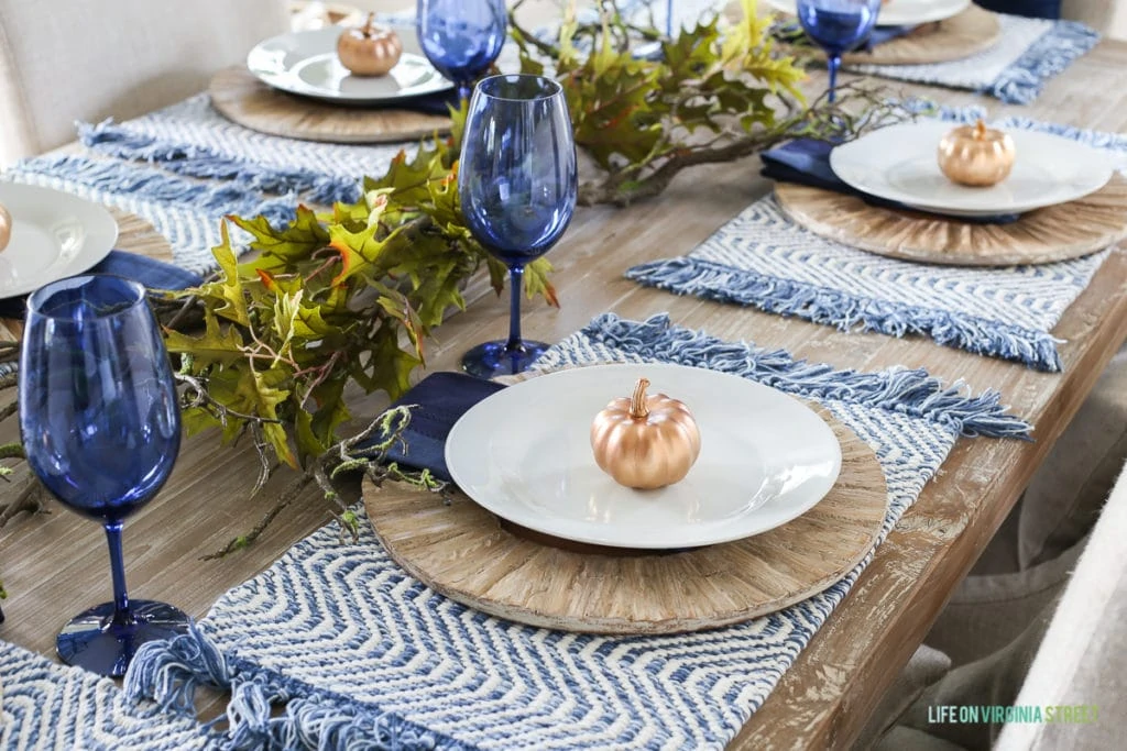 Look at this gorgeous blue and white coastal inspired Thanksgiving tablescape. 