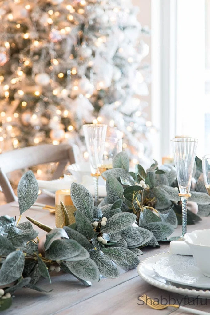 Christmas tablescape with greenery from Shabbyfufu.