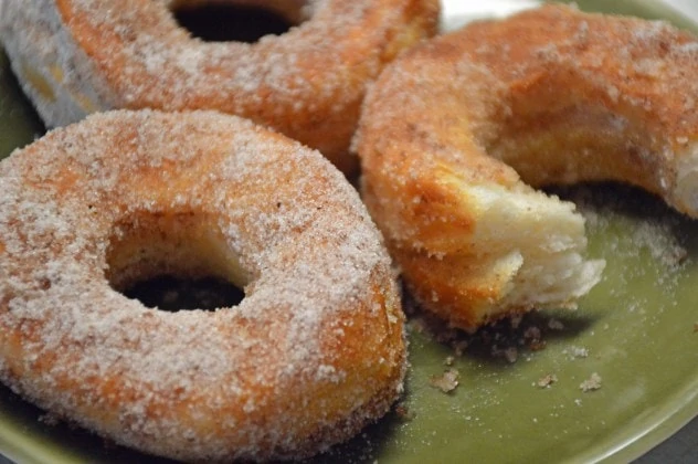 Air fryer donuts on a green plate.