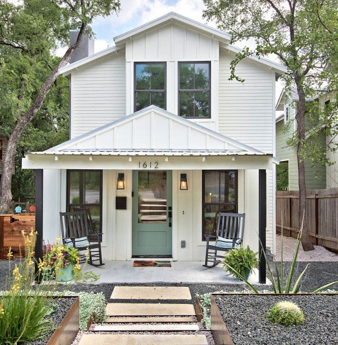 De beste witte buitenverfkleuren voor huis. Deze moderne woning in boerderijstijl is geschilderd met Benjamin Moore Simply White en de deur is geschilderd met Benjamin Moore Azores.