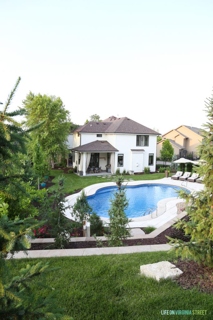 Benjamin Moore White Dove à l'extérieur de cette magnifique maison de style ferme côtière. J'adore la peinture blanche avec les garnitures de fenêtres foncées !